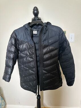 WOMENS NIKE WINDPUFFER THERMA-FIT HOODED PUFFER JACKET. BLACK. SZ SMALL PREOWNED